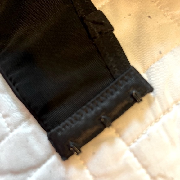 Black Strapless Convertible Push-Up Bra - Picture 6 of 9